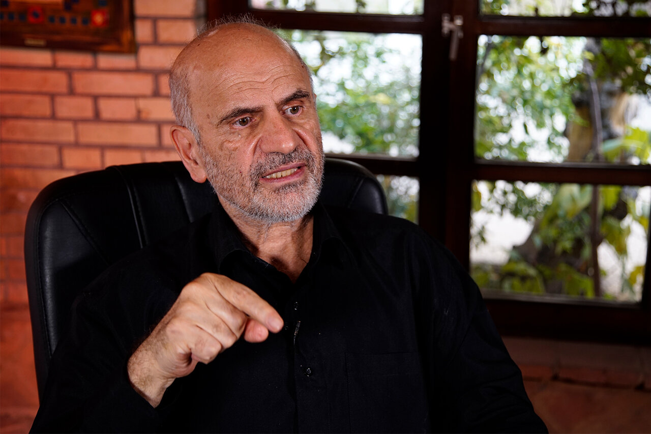 فرشاد مومنی، اقتصاددان در بیمارستان بستری شد