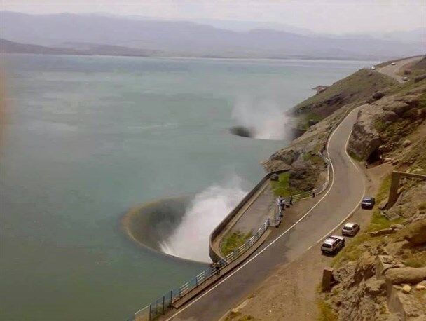 مدیر توزیع برق گیلان: ریزگردها و مه به شبکه برق منجیل آسیب زد