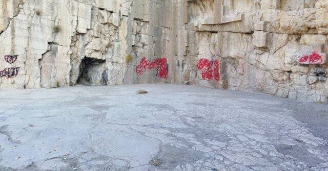 نقاشی‌های اسپری‌ای، حک‌نام‌ها، خطوط تراشیده، دوده آتش و …در یادگار دوره هخامنشی/ عکس