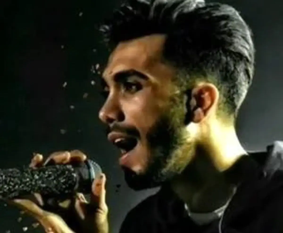 هدیه ویژه هوادار خانم به مهراد جم در حین کنسرت/ویدیو