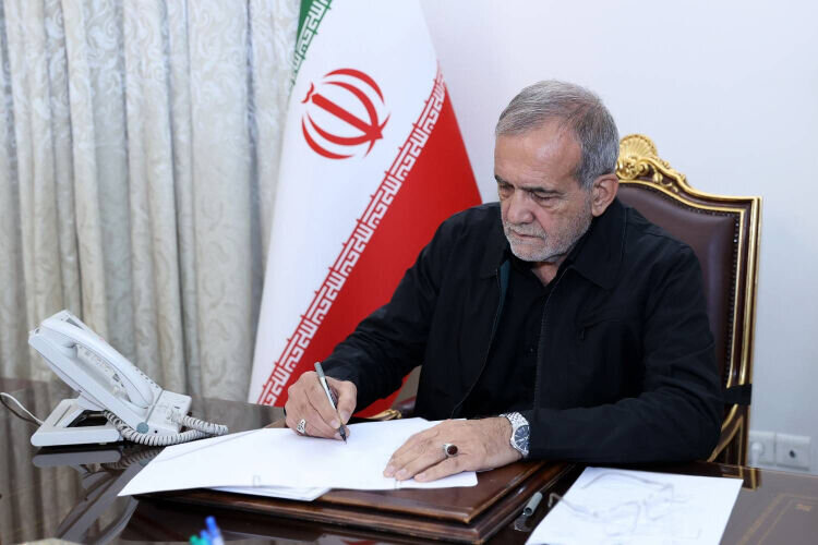 روزنامه اصلاح طلب: مجلس شمشیر رابرای دولت از رو بست/ پزشکیان کوتاه می آید؟