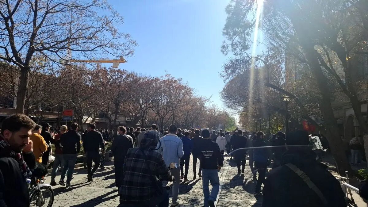 گزارش دو خبرگزاری دولتی از اعتراضات در بازار موبایل تهران؛ نیمه‌تعطیل شدن بازار موبایل تهران در اعتراض به نوسانات ارز