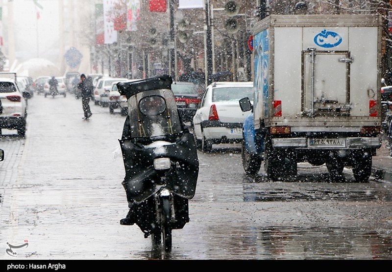 بارش برف در معابر تهران و خطر تصادفات زنجیره‌ای – تسنیم