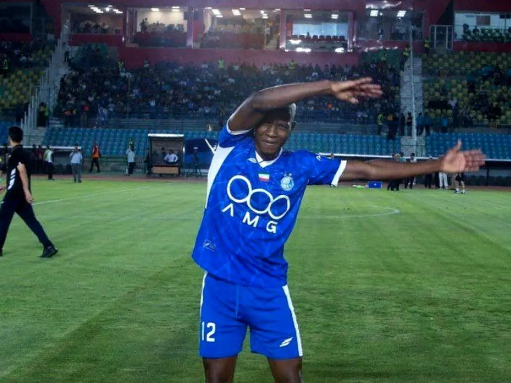 رقص و خوشحالی‌های عجیب استقلالی پرحاشیه روی نیمکت!