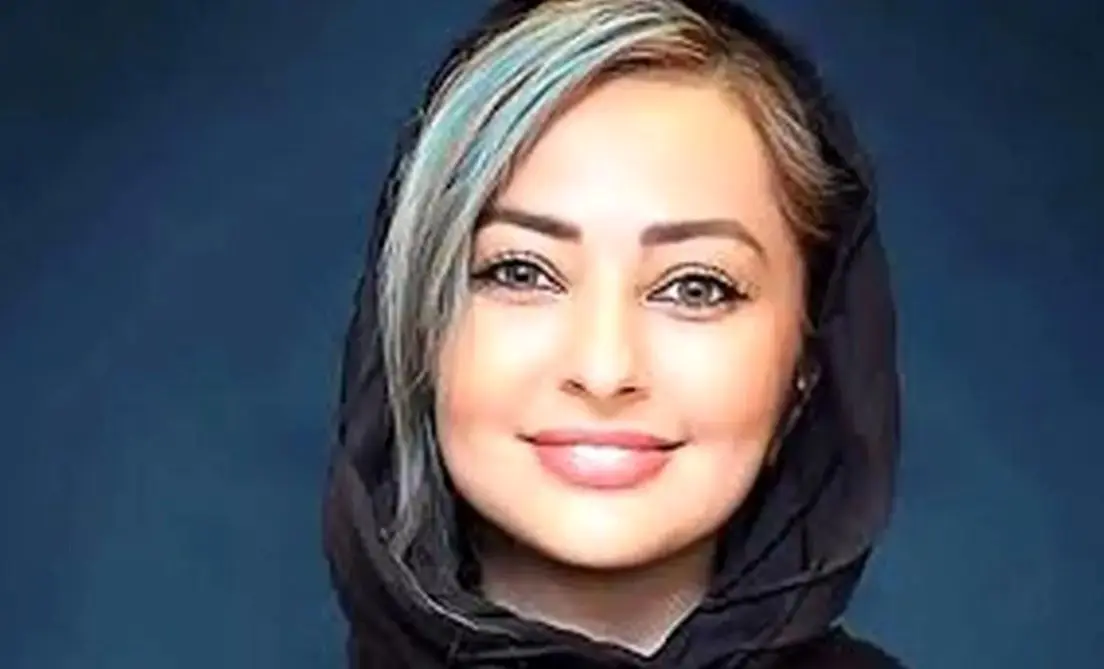 «نفیسه روشن» با چادر در حرم امام رضا (ع)؛ سال 93 «نفیسه روشن» با چادر در حرم امام رضا (ع)؛ سال 93