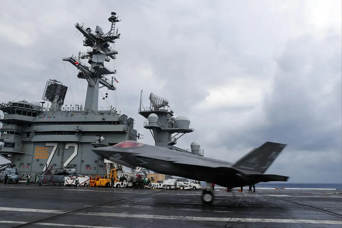 پهپاد ایرانی بر فراز ناو آبراهام لینکلن امریکایی در خلیج فارس + فیلم پهپاد ایرانی بر فراز ناو آبراهام لینکلن امریکایی در خلیج فارس + فیلم