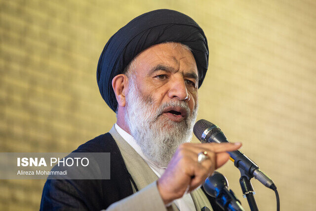 امام جمعه اهواز: ایران اسلامی را نمی‌توان با ونزوئلا، لیبی و سوریه قیاس کرد/ روزگاری یک ناو هواپیمابر با حرکت خود حکومتی را ساقط می‌کرد اما حالا…