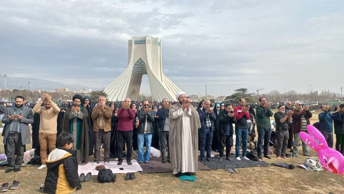 برگزاری نماز جماعت در میدان آزادی بعد از راهپیمایی ۲۲ بهمن + عکس