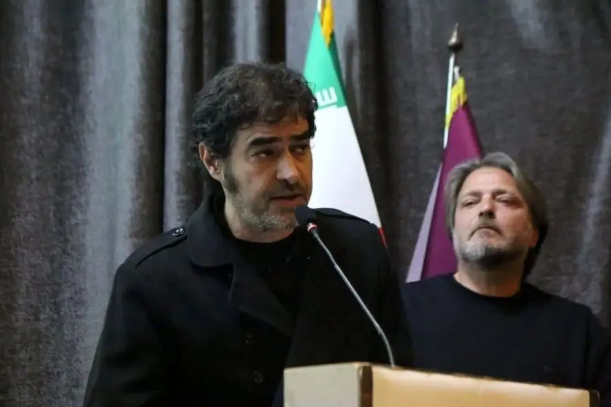 بوسه شهاب حسینی بر دستان پدر جانباخته حوادث دی ماه+عکس و فیلم بوسه شهاب حسینی بر دستان پدر جانباخته حوادث دی ماه+عکس و فیلم