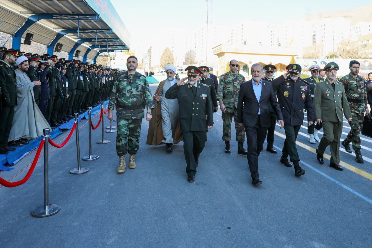تصاویری خاص از پزشکیان در میان افسران پلیس + عکس تصاویری خاص از پزشکیان در میان افسران پلیس + عکس