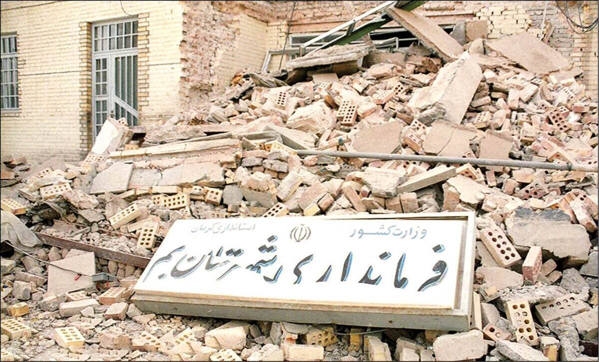 دیپلماسی زلزله میان ایران و آمریکا/ عکس سرباز زن آمریکایی در کنار سرباز ایرانی دیپلماسی زلزله میان ایران و آمریکا/ عکس سرباز زن آمریکایی در کنار سرباز ایرانی