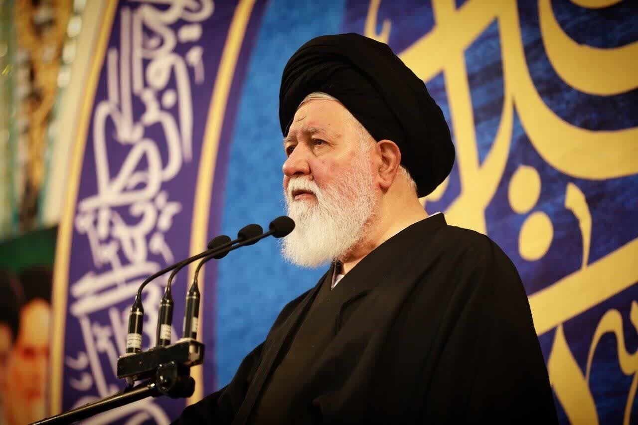 علم الهدی: برخی می‌گویند اگر ابتدای انقلاب سفارت آمریکا گرفته نمی‌شد، دشمنی آمریکا آغاز نمی‌شد/ آمریکا از همان زمان دشمنان انقلاب را تجهیز می کرد