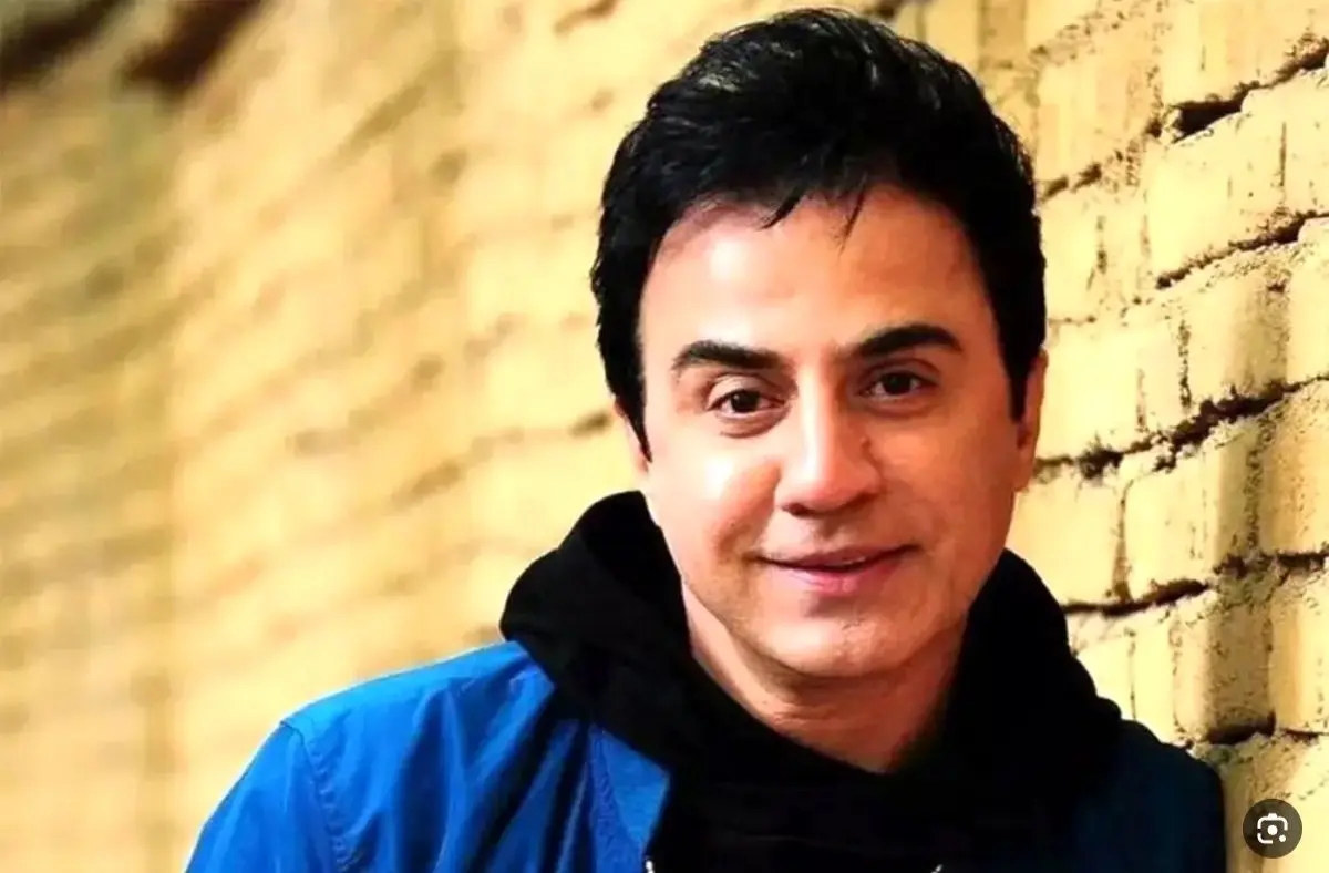 عکس جدید داریوش فرضیایی بر مزار پدرش عکس جدید داریوش فرضیایی بر مزار پدرش