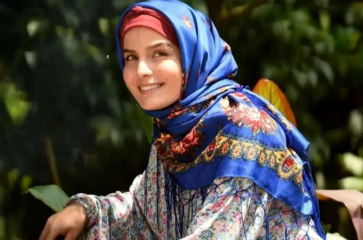 «غزاله اکرمی» (سوجان) در ۱۹ سالگی در پشت‌صحنه دومین سریالش