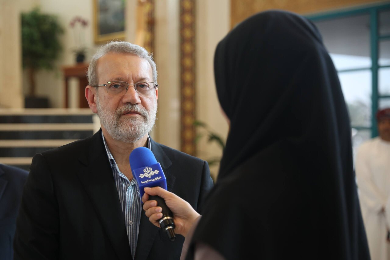مصاحبه علی لاریجانی با صداوسیما بعد از دیدار با وزیرخارجه عمان/ دبیر خندان شعام در قاب تصویر + عکس مصاحبه علی لاریجانی با صداوسیما بعد از دیدار با وزیرخارجه عمان/ دبیر خندان شعام در قاب تصویر + عکس
