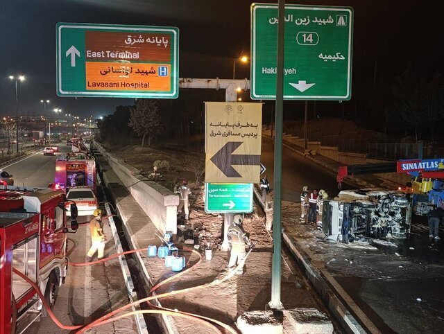 واژگونی کامیونت حامل بنزین در بزرگراه یاسینی/ عکس واژگونی کامیونت حامل بنزین در بزرگراه یاسینی/ عکس