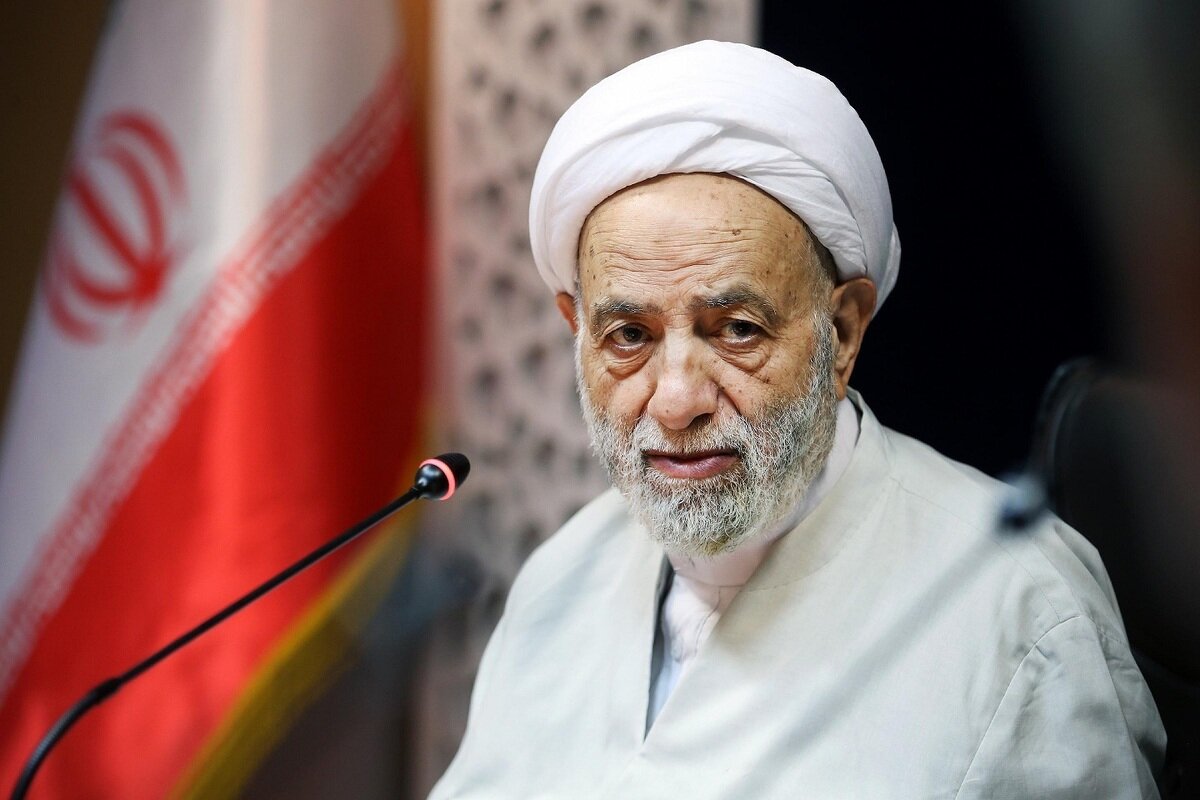 وضعیت خاص جسمانی حجت‌الاسلام قرائتی و حضور در راهپیمایی ۲۲ بهمن + تصویر