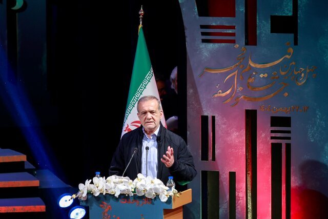 پزشکیان: از همه سینماگرانی که باوجود فشارها به جشنواره آمدند، قلباً تشکر می‌کنم/ بسیاری از شب‌ها از تلخی اتفاقات اخیر کشور نمی‌خوابم
