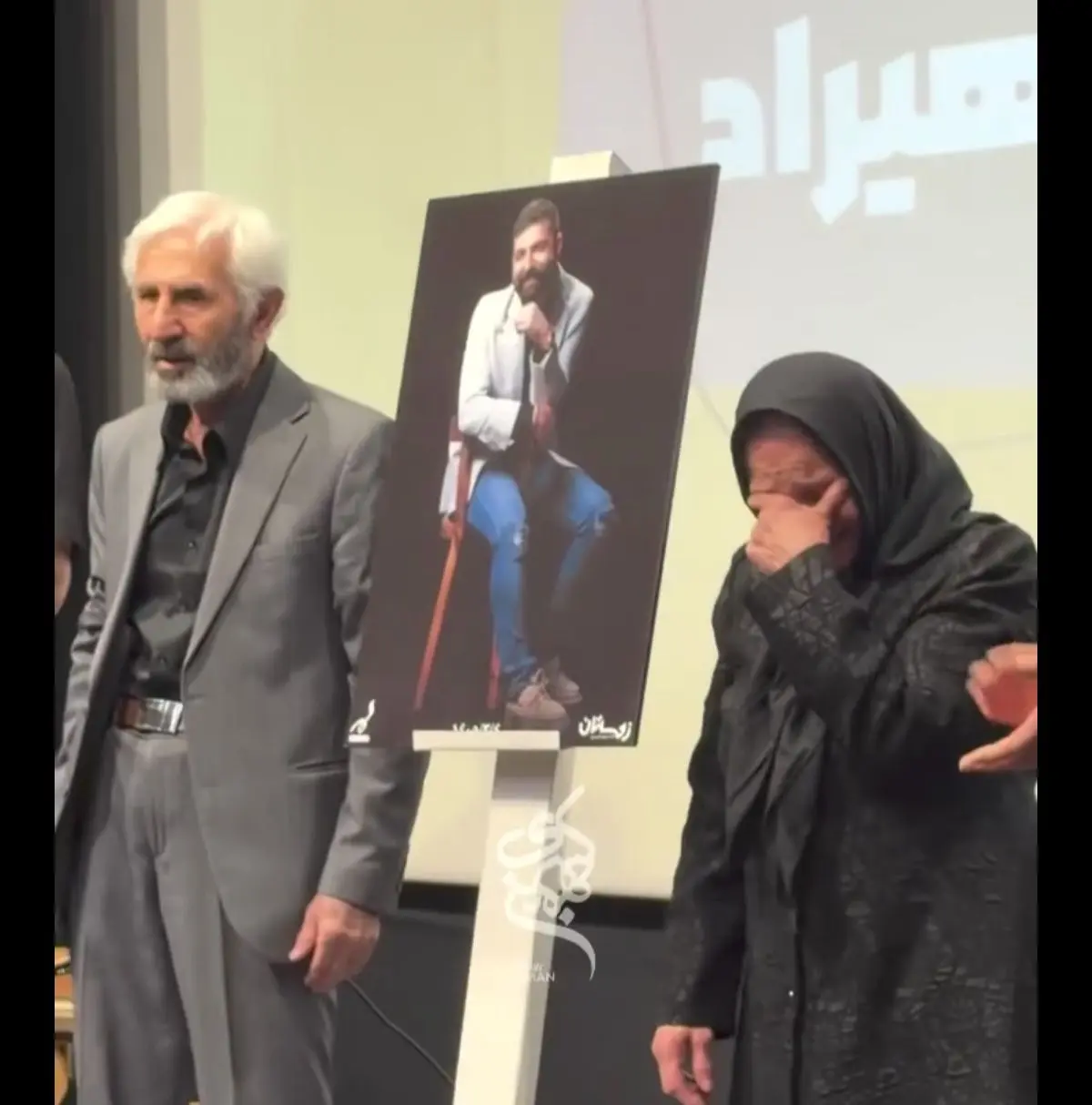 رونمایی از عکس دیده نشده حمید هیراد با حضور پدر و مادرش/ویدیو رونمایی از عکس دیده نشده حمید هیراد با حضور پدر و مادرش/ویدیو