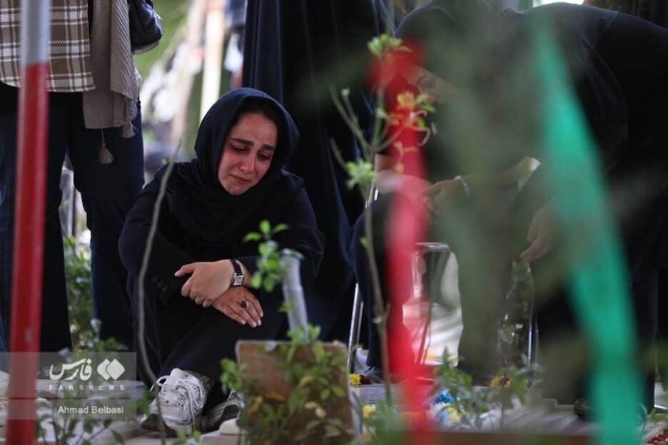 مراسم چهلم شهدای جنگ ۴۰روزه/ تصاویر پدران در دست پسران و همسران داغدار بر سر مزار + عکس مراسم چهلم شهدای جنگ ۴۰روزه/ تصاویر پدران در دست پسران و همسران داغدار بر سر مزار + عکس