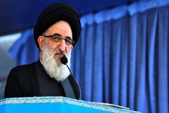 امام جمعه کرج: داشتن مواد هسته‌ای بازدارندگی دارد و لازم نیست حتی تبدیل به بمب شود