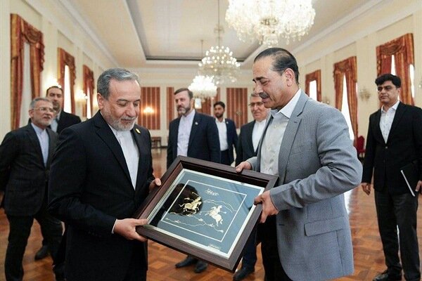 اهدای تابلوی ورزش کهن ایران به فرمانده ارتش پاکستان اهدای تابلوی ورزش کهن ایران به فرمانده ارتش پاکستان