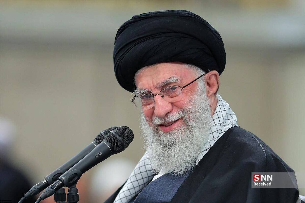 تصویر خاص و منتشر نشده از نماز رهبر شهید + عکس تصویر خاص و منتشر نشده از نماز رهبر شهید + عکس