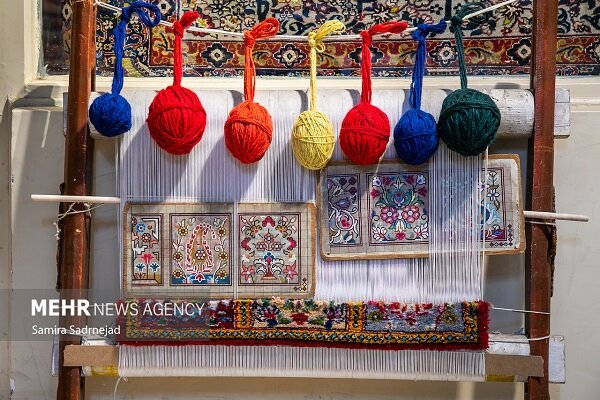 هشدار درباره آینده فرش ایران؛ جوانان به بافندگی رغبت ندارند هشدار درباره آینده فرش ایران؛ جوانان به بافندگی رغبت ندارند