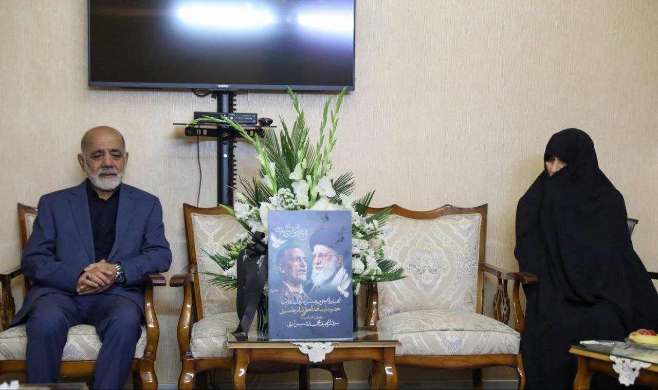 همسر شهید سردار شیرازی: او هرگز به دنبال مقام نبود/ همیشه میگفت ما در دفتر نظامی فرماندهی کل قوا خدمتگزار رهبری هستیم، نه صاحبمنصب همسر شهید سردار شیرازی: او هرگز به دنبال مقام نبود/ همیشه میگفت ما در دفتر نظامی فرماندهی کل قوا خدمتگزار رهبری هستیم، نه صاحبمنصب