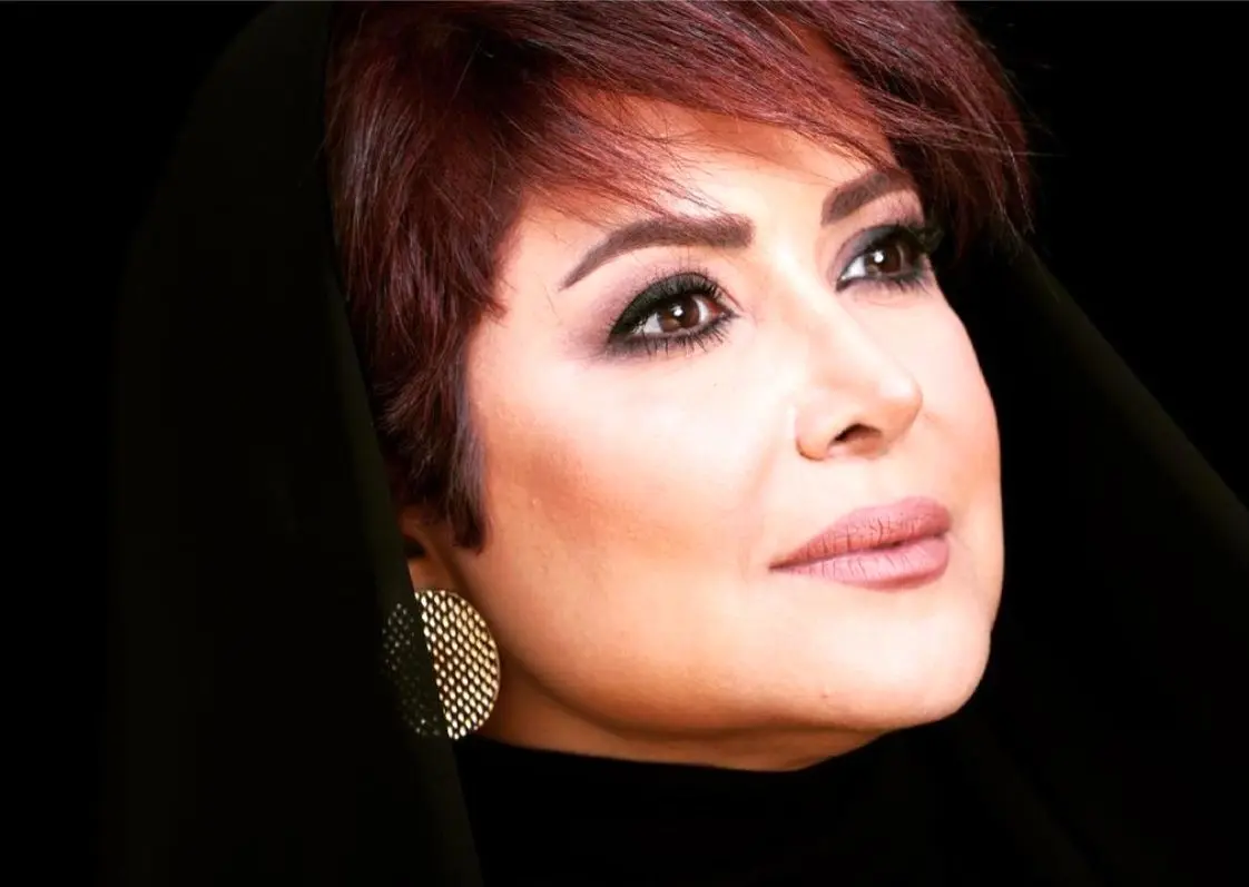 آذر سریال پدرسالار از کادوی تولدش عکس گرفت آذر سریال پدرسالار از کادوی تولدش عکس گرفت
