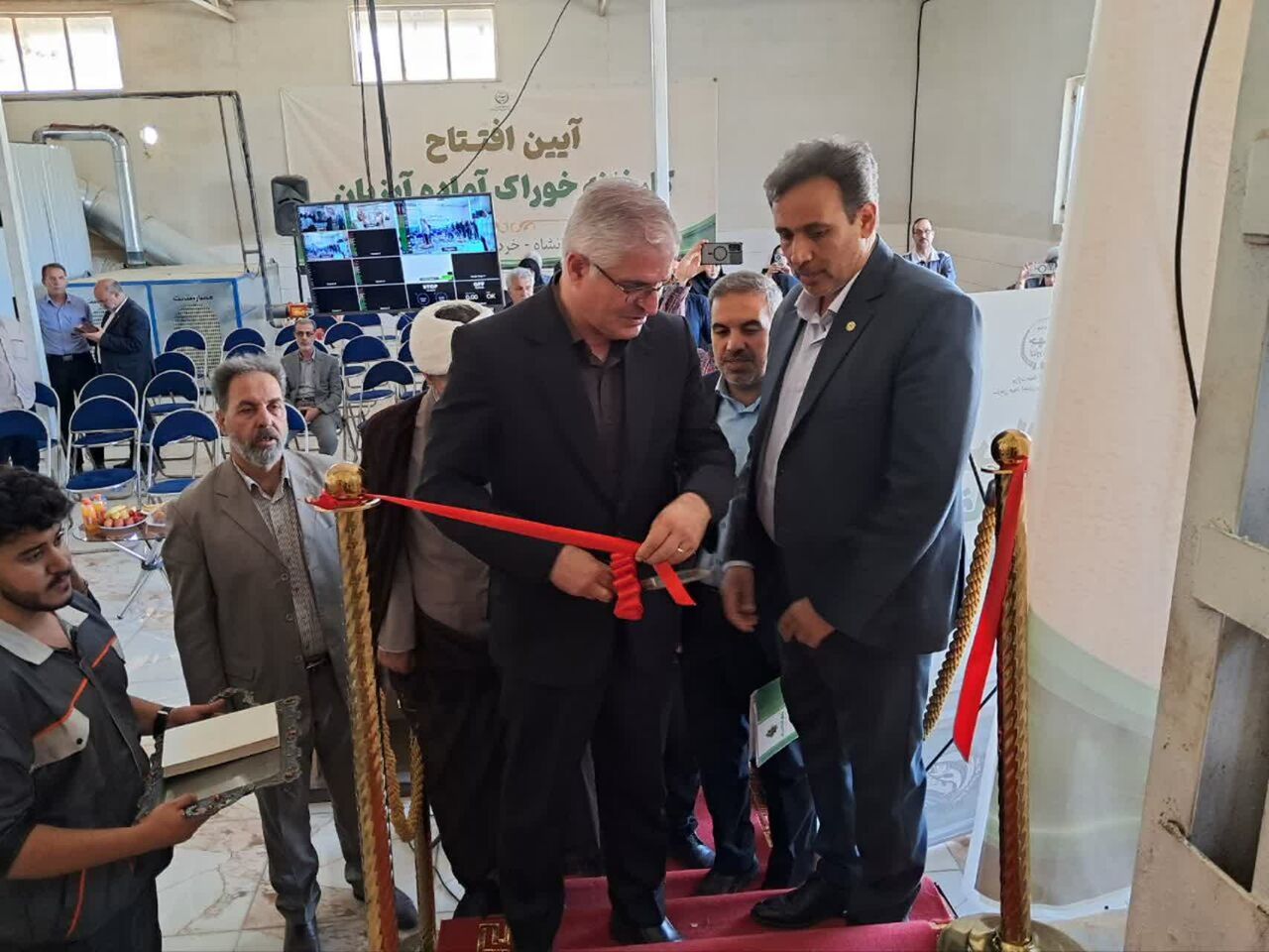 افتتاح نخستین کارخانه تولید خوراک آبزیان در کرمانشاه با حضور وبیناری رئیسجمهور افتتاح نخستین کارخانه تولید خوراک آبزیان در کرمانشاه با حضور وبیناری رئیسجمهور