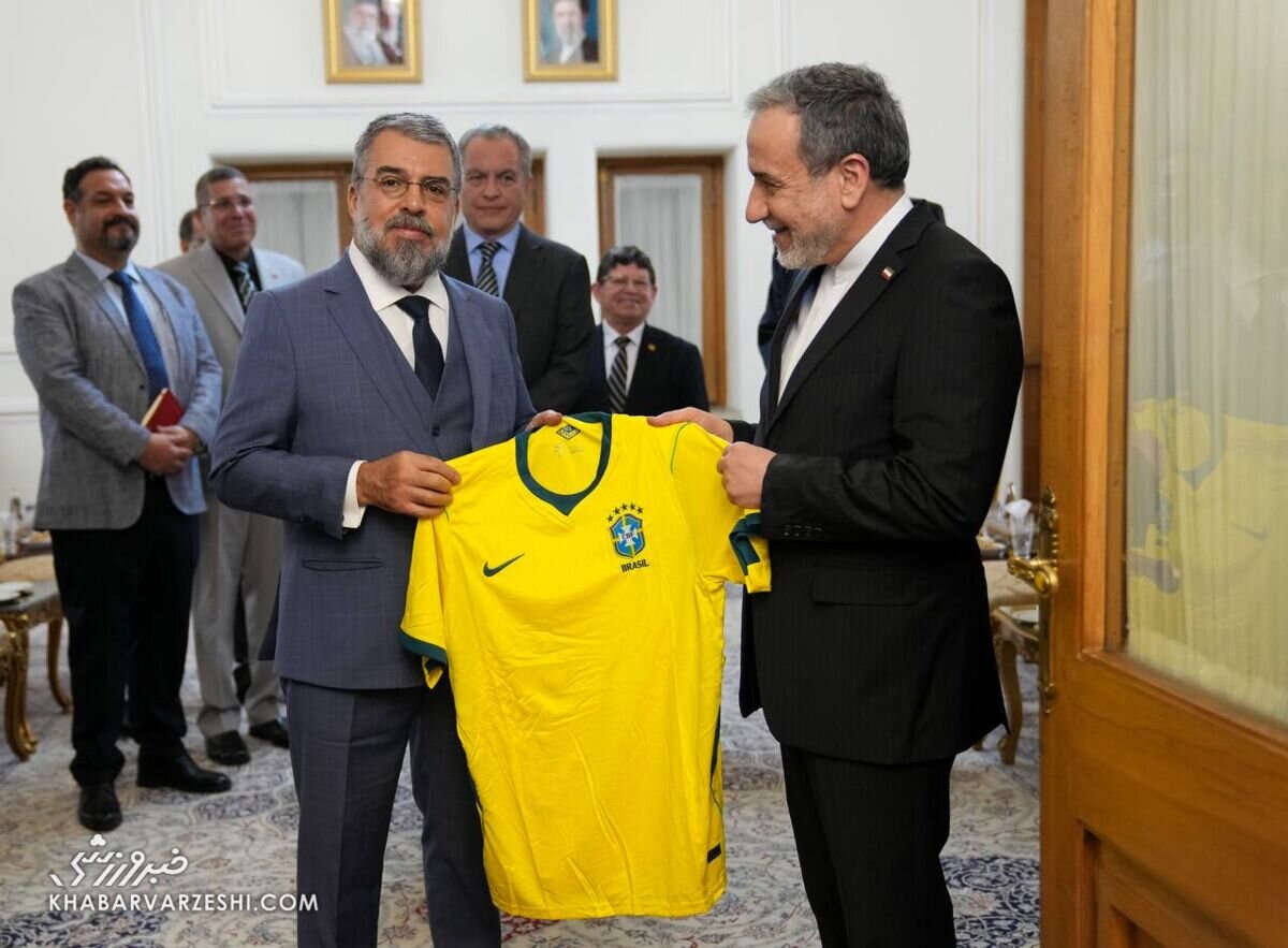 اهدای پیراهن برزیل و اروگوئه به عراقچی/ فوتبال چگونه به زبان مشترک دیپلماسی تبدیل میشود؟ اهدای پیراهن برزیل و اروگوئه به عراقچی/ فوتبال چگونه به زبان مشترک دیپلماسی تبدیل میشود؟