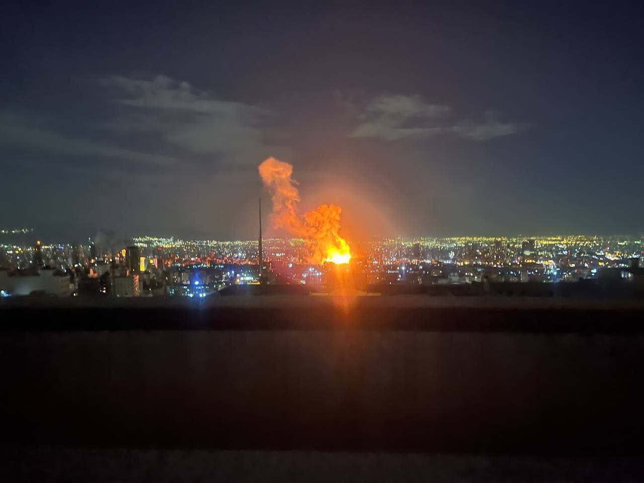 فوری/ شنیده شدن صدای انفجار در قشم و بندر سیریک/ صداوسیما: صدای ۷ انفجار در روستای طاهرویی شنیده شد فوری/ شنیده شدن صدای انفجار در قشم و بندر سیریک/ صداوسیما: صدای ۷ انفجار در روستای طاهرویی شنیده شد