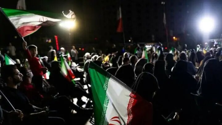 کسانی که با مذاکره مخالفند و از جنگ دفاع می کنند حاضرند لباس رزم بپوشند و نه در جنوب لبنان با اسرائیل که در همین ایران خودمان با جندالشیطان بجنگند؟ کسانی که با مذاکره مخالفند و از جنگ دفاع می کنند حاضرند لباس رزم بپوشند و نه در جنوب لبنان با اسرائیل که در همین ایران خودمان با جندالشیطان بجنگند؟