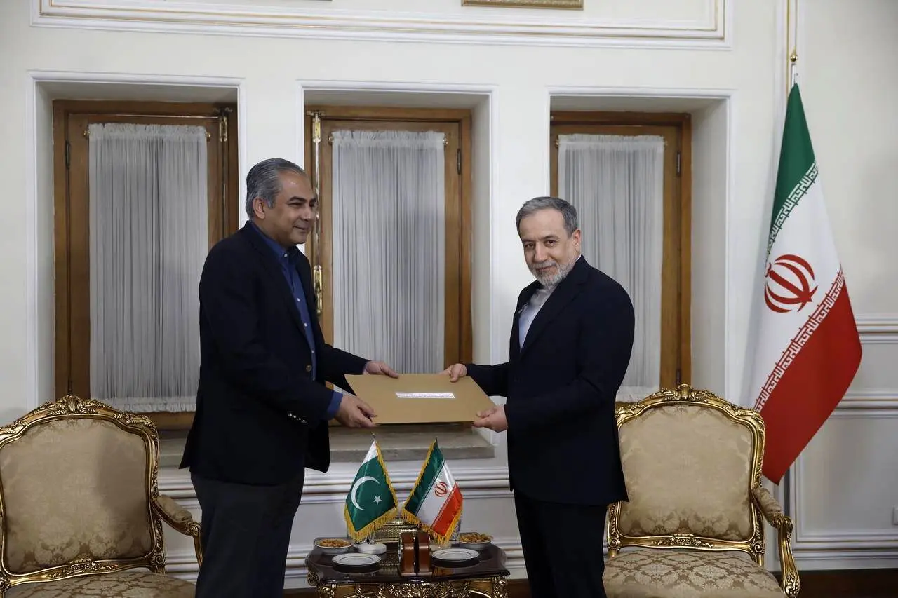 تحویل نامه ویژه پاکستان برای رهبر انقلاب به عراقچی +فیلم تحویل نامه ویژه پاکستان برای رهبر انقلاب به عراقچی +فیلم