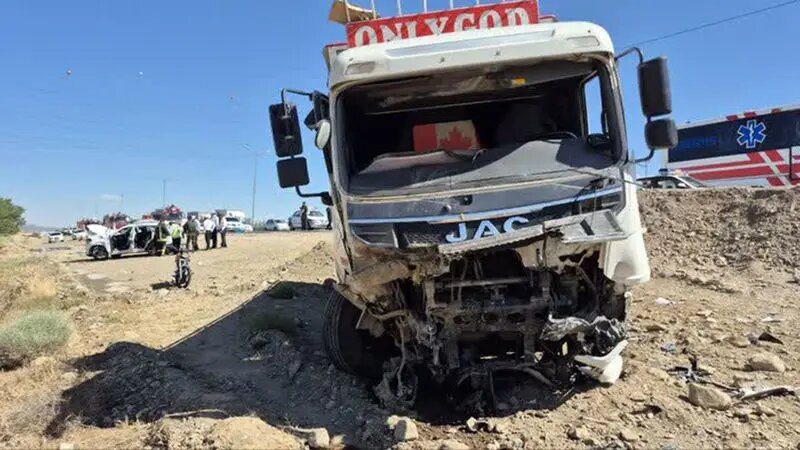 تصادف مرگبار کامیون با ۲ خودرو/ آمار جان باختگان