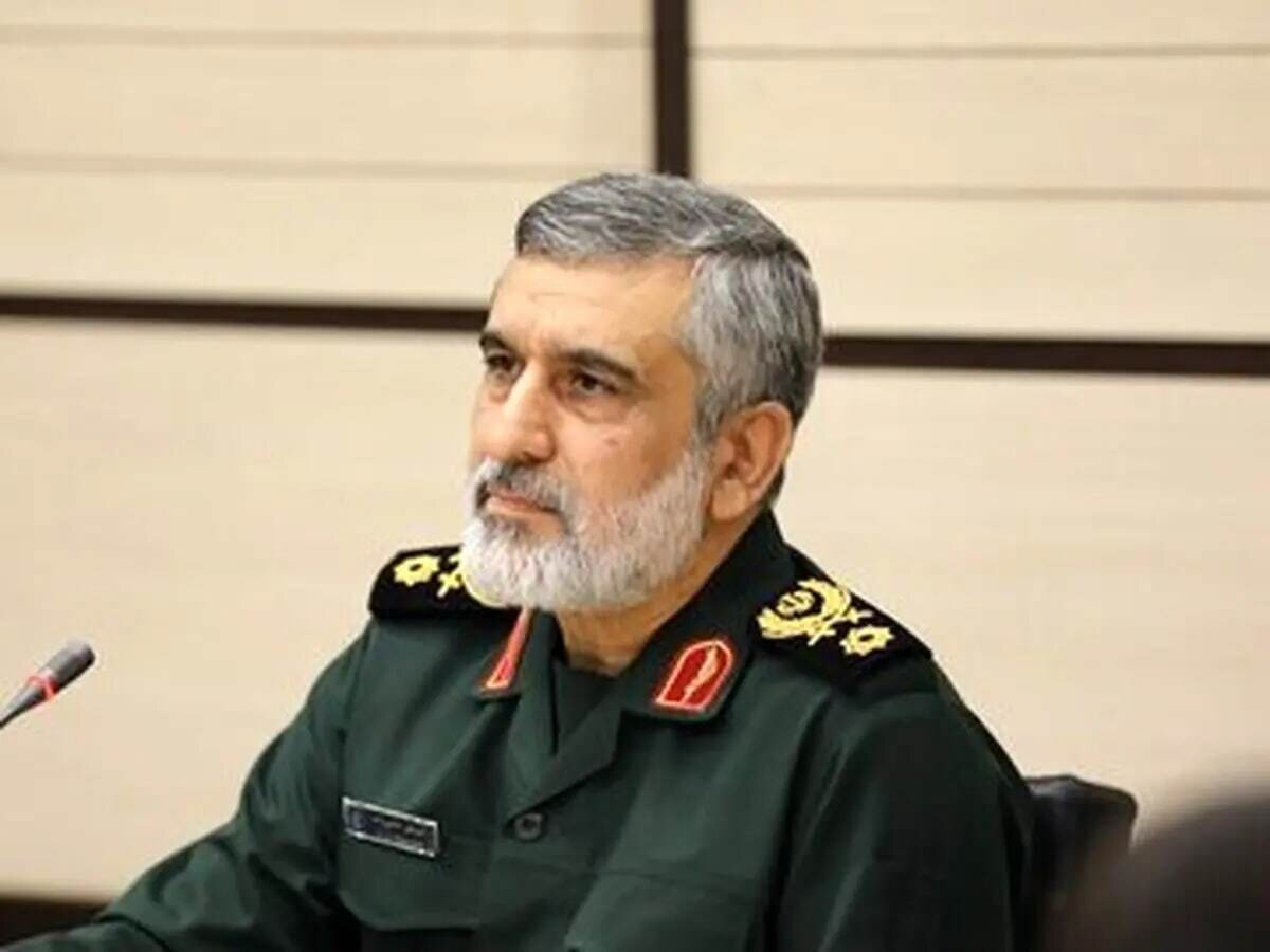 تصویر دیده نشده از شهید حاجی‌زاده در کنار رهبر شهید