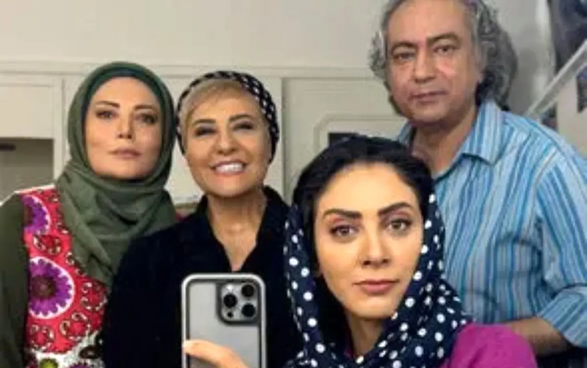 دورهمی گرم مونا فرجاد، هدایتی و رابعه اسکویی در اتاق گریم دورهمی گرم مونا فرجاد، هدایتی و رابعه اسکویی در اتاق گریم