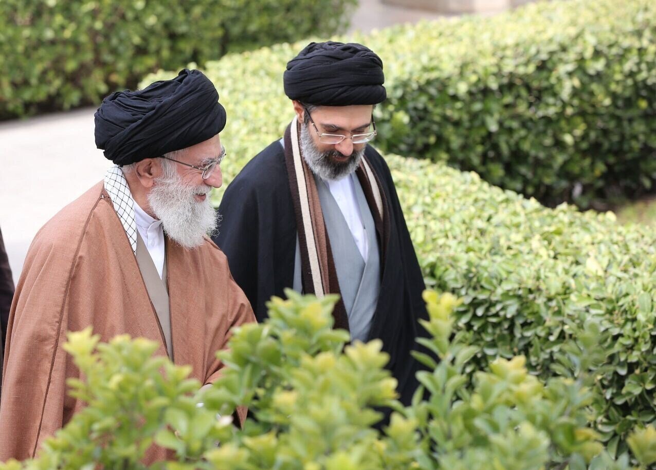 شجرهنامه خانواده آیتالله شهید سید علی خامنهای؛ فرزندان رهبر فقید انقلاب با چه خانوادههایی وصلت کردند و کدام اعضاء به شهادت رسیدند؟ + اینفوگرافی شجرهنامه خانواده آیتالله شهید سید علی خامنهای؛ فرزندان رهبر فقید انقلاب با چه خانوادههایی وصلت کردند و کدام اعضاء به شهادت رسیدند؟ + اینفوگرافی