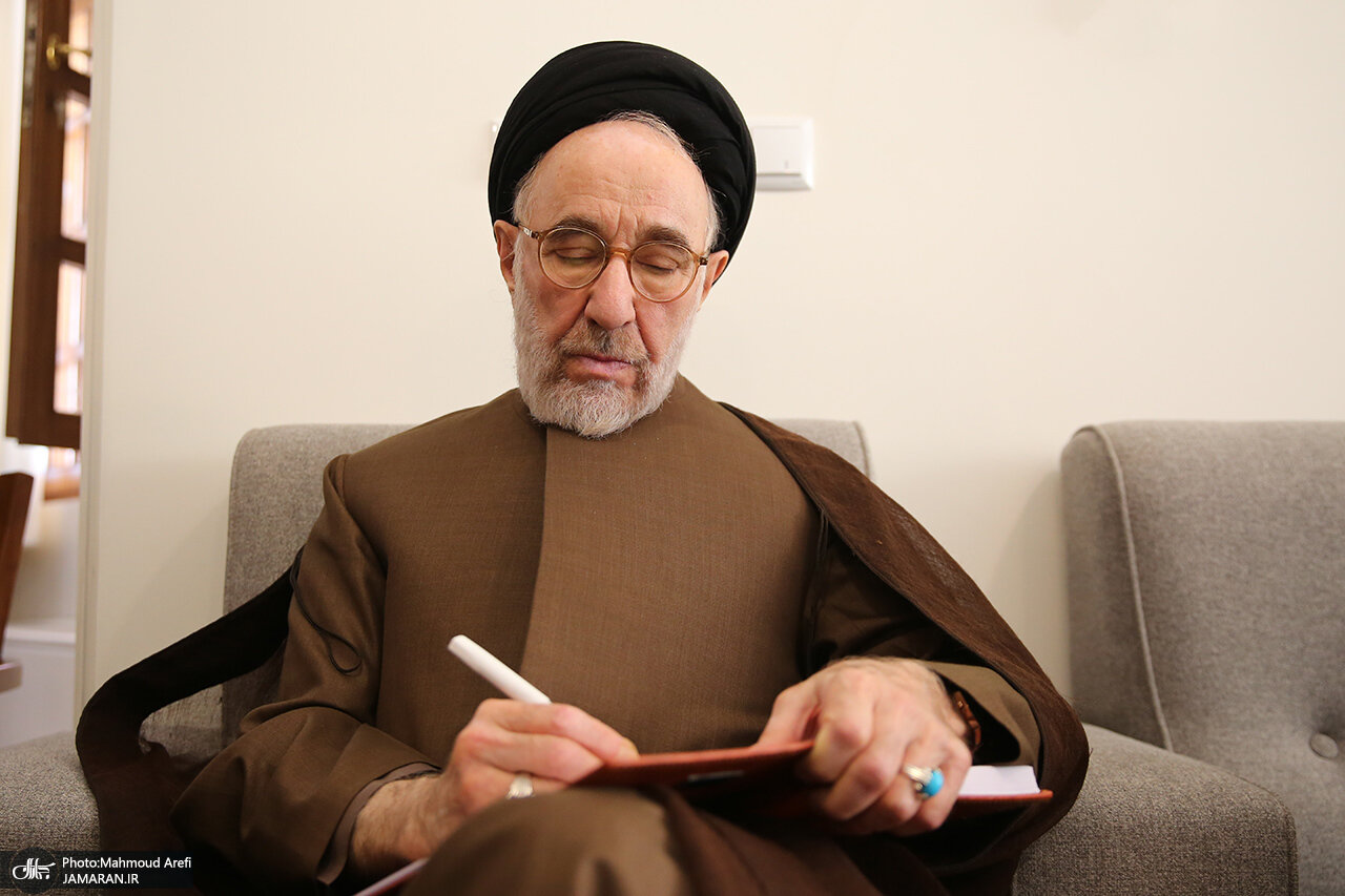 سید محمدخاتمی برای اکبر عبدی نوشت؛ او به تبعیض و تهدید و تحقیر نیشخند زد