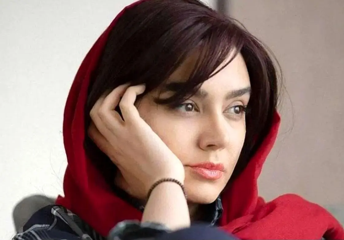 عکس سیگار به دست خانم بازیگر نون خ با تیپ مردانه عکس سیگار به دست خانم بازیگر نون خ با تیپ مردانه