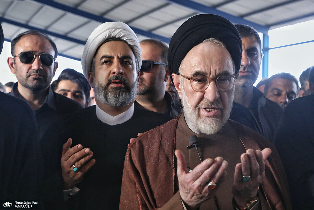عکسی از حضور معاون دفتر رهبری در مراسم ترحیم خواهر سید محمد خاتمی