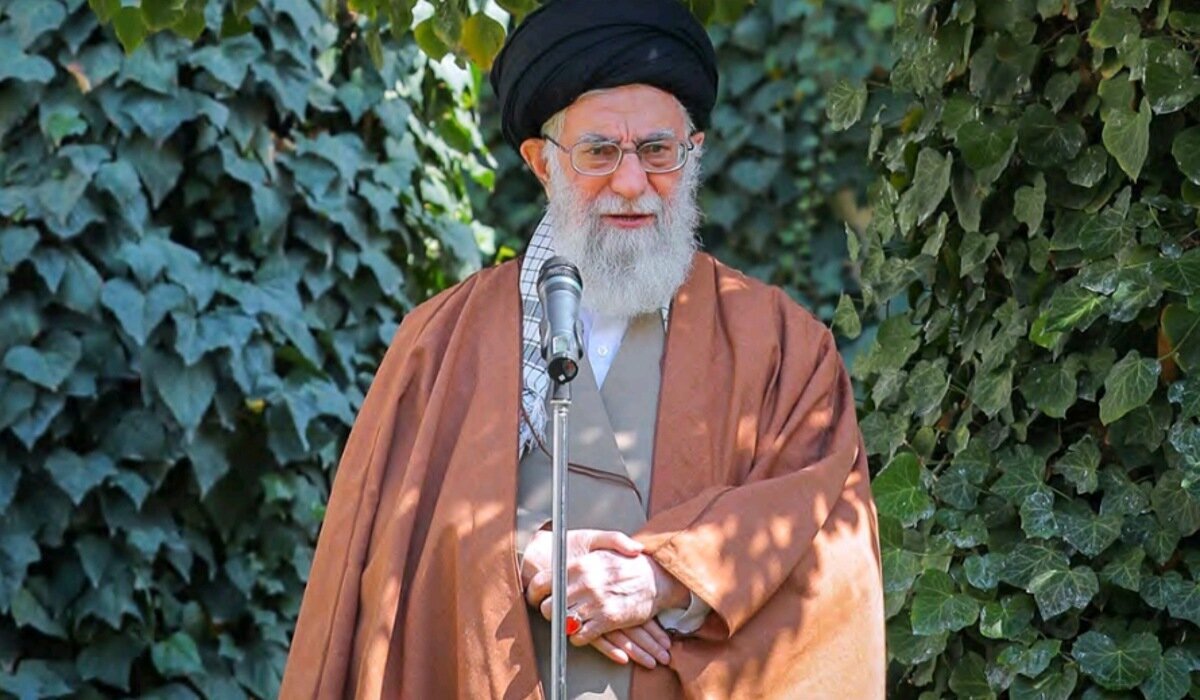 قابی تاریخی از شهید بهشتی و رهبر شهید انقلاب در یک جلسه + عکس قابی تاریخی از شهید بهشتی و رهبر شهید انقلاب در یک جلسه + عکس