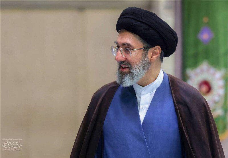 آیت الله سید مجتبی خامنه ای در حرم امام حسین (ع) + تصویر