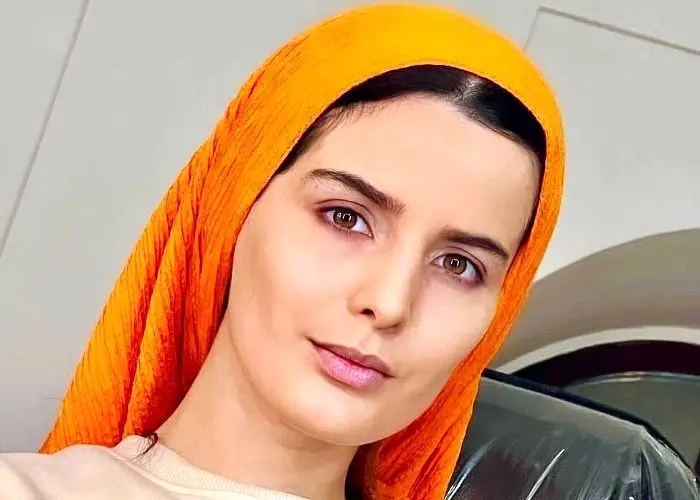 استایل صورتی غزاله اکرمی در تصاویر جدیدش استایل صورتی غزاله اکرمی در تصاویر جدیدش