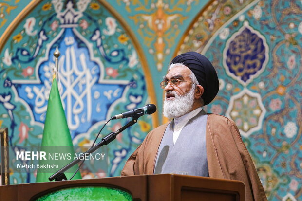 انتقاد امام جمعه قم از مذاکرات؛ کسی که امام ما را کشت، فرماندهان ما را ترور کرد، چگونه میتوان با او پای میز مذاکره نشست؟ انتقاد امام جمعه قم از مذاکرات؛ کسی که امام ما را کشت، فرماندهان ما را ترور کرد، چگونه میتوان با او پای میز مذاکره نشست؟
