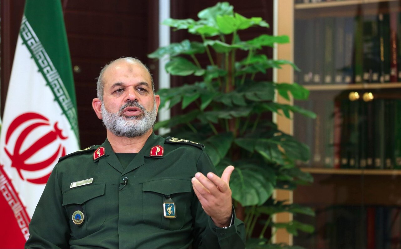 اولین حضور فرمانده کل سپاه در انظار عمومی بعد از جنگ/ احمد وحیدی در مصلی تهران+ عکس اولین حضور فرمانده کل سپاه در انظار عمومی بعد از جنگ/ احمد وحیدی در مصلی تهران+ عکس