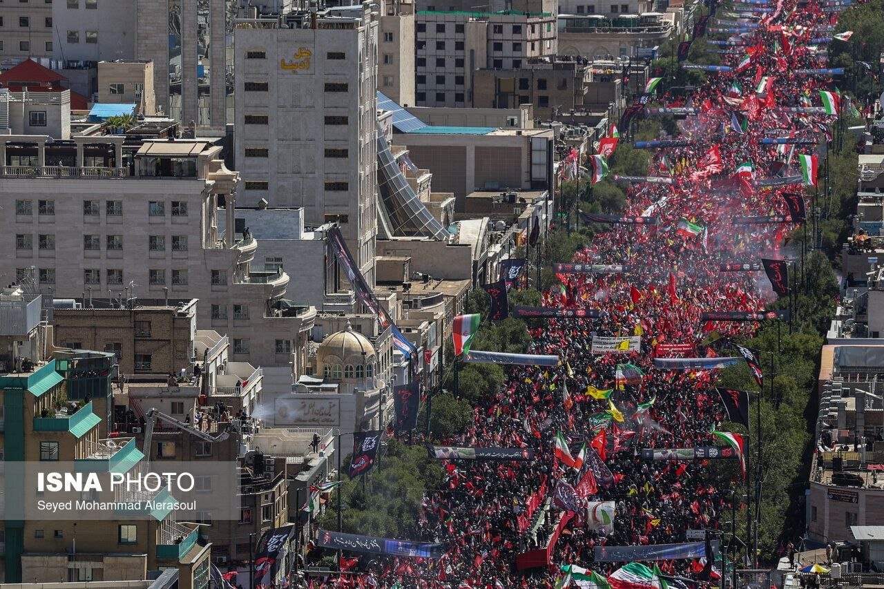 این پسر جوان با لباس حضرت مسیح در مراسم تشییع رهبر شهید حضور یافت+ عکس این پسر جوان با لباس حضرت مسیح در مراسم تشییع رهبر شهید حضور یافت+ عکس