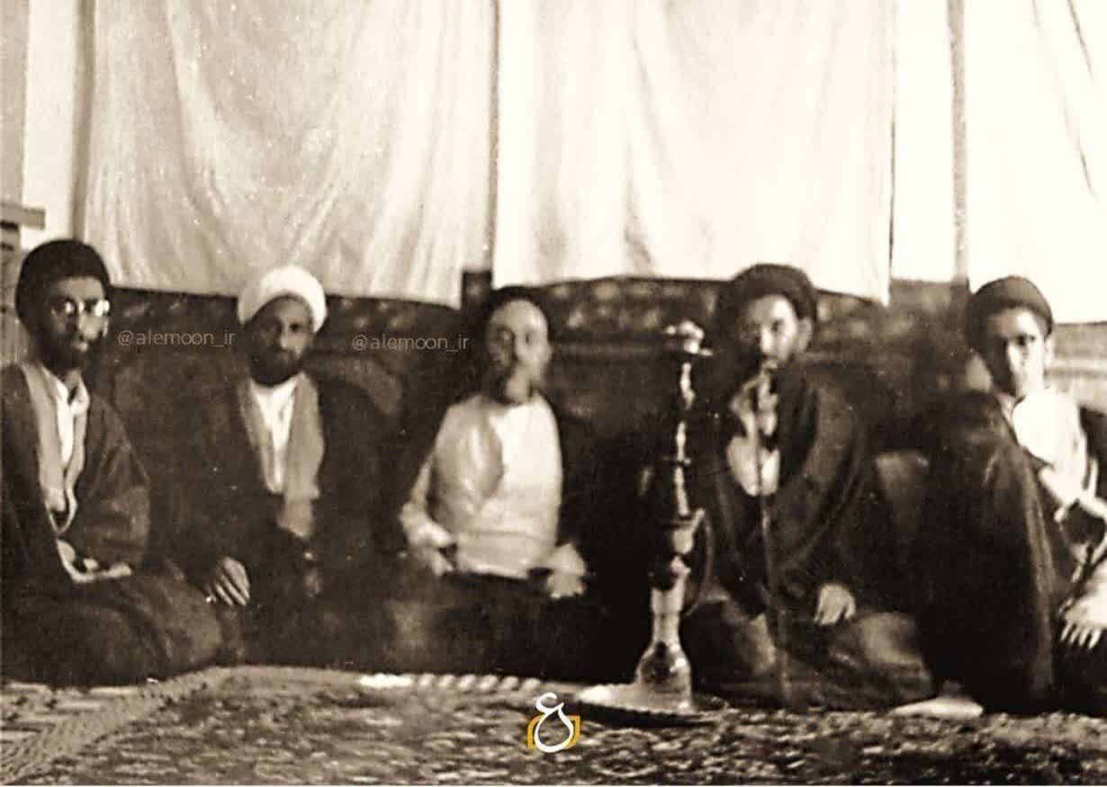 تصویر دیده نشده از رهبر انقلاب در کنار پدر، برادر و علامه طباطبایی در جوانی