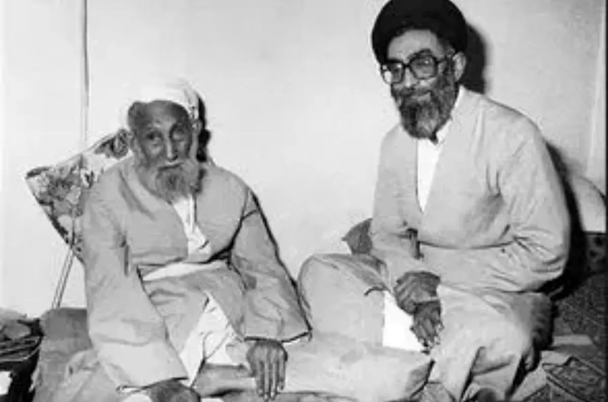 تصویر دیده‌نشده از رهبر شهید در کنار پدر و برادرش